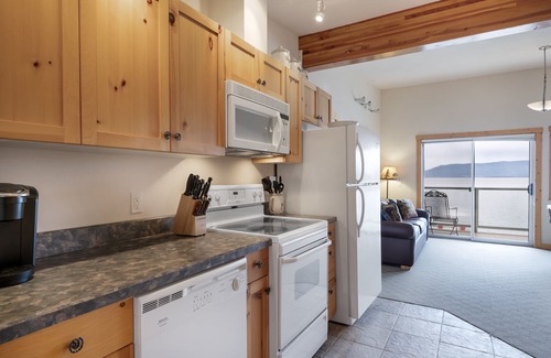 Polson Condominio | Waterfront Studio Retreat!