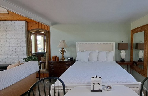 Lincoln City Cabaña | Waterfront studio cottage...just steps to the sandy shoreline of the Siletz Bay
