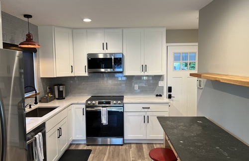 Quincy Casa | Waterfront, Stunning Views, Private Beach, and Close To Concerts