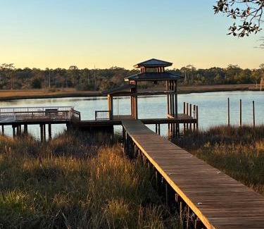 Freeport Apartamento | Waterfront Suite with Pool & Dock