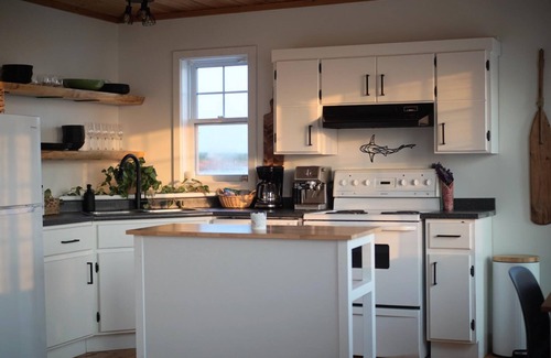 Darnley Cabaña | Waterfront Sunset Cove Cottage!