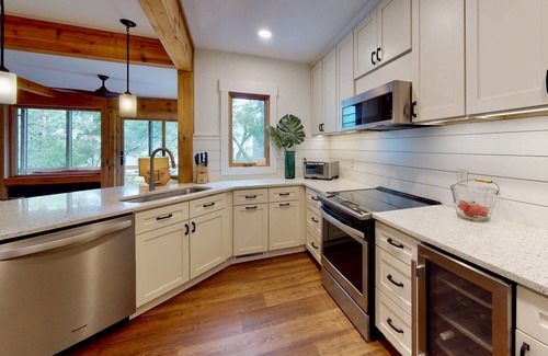 Bald Head Island Condominio | Waterfront Timbercreek Condo w/Screened Porch, Steps from Pool+Dock, Bikes, Kayaks, BHI Club w/Golf