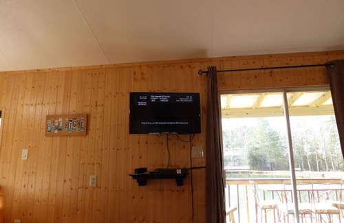 Roebuck Alquiler De RV | Pequeña casa en el agua. Dish TV, piscina, estanque de pesca, sala de juegos y mucho más.