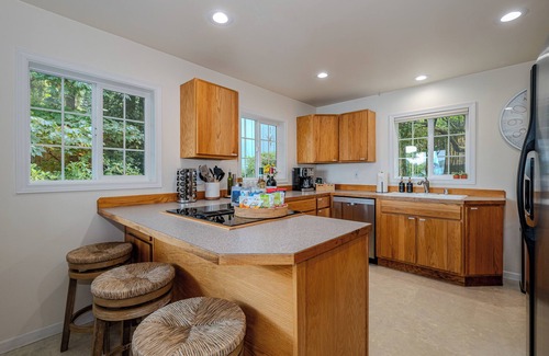 Burley Casa | Waterfront Vashon Island Home, Beach Access & View