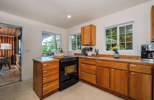 Burley Casa | Waterfront Vashon Island Home, Beach Access & View