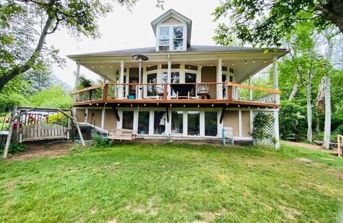 Bainbridge Island Casa | Waterfront very rustic Farmhouse If you like simple and big space