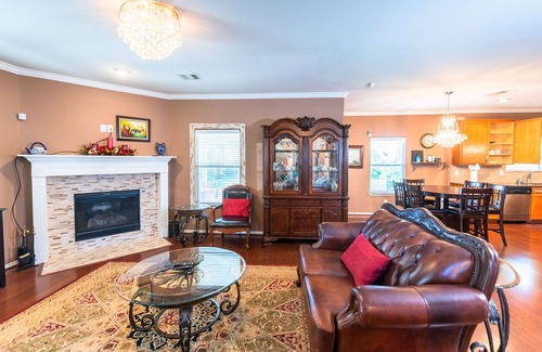 Katy Casa | WaterFront View 2Br 1.5Ba Home