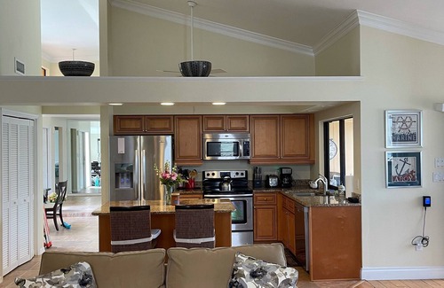 Marco Island Casa | Water Direct Canal Home, a solo 1 milla de la playa de Tigertail con piscina privada climatizada