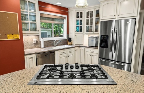 Livingston Casa | Waterfront w/ room to gather & beautiful lake views! Lakeside firepit w/ swings