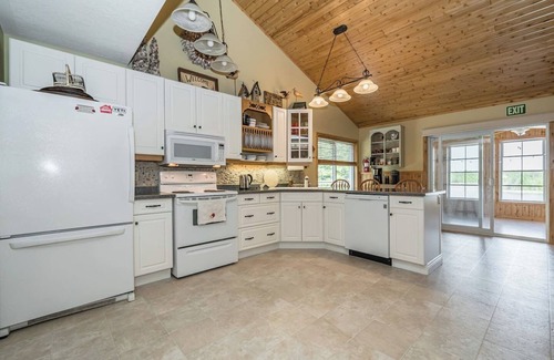 Northern Bruce Peninsula Cabaña | Waterfront w/ sauna, hot tub & boat slip