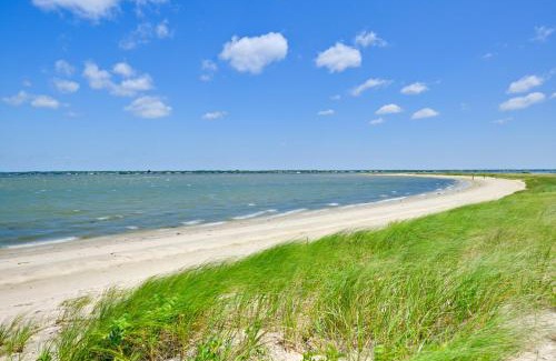 West Hampton Dunes Casa | Waterfront Westhampton Haven Pool and Private Beach