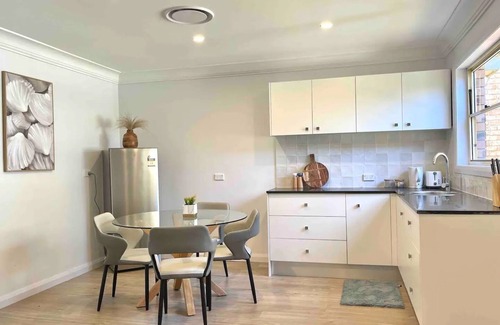 Tascott Casa | Waterfront With Jetty Big Holiday Home