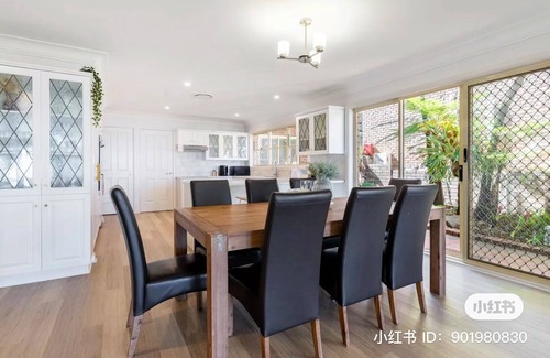 Tascott Casa | Waterfront With Jetty Big Holiday Home
