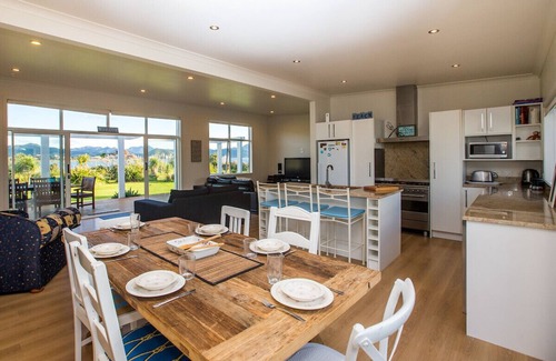 Matarangi Cabaña | Waterfront Wonder - Matarangi Holiday Home