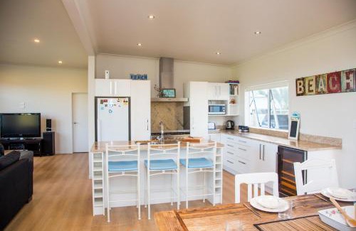 Matarangi Casa | Waterfront Wonder - Matarangi Holiday Home