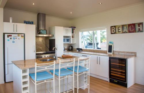 Matarangi Casa | Waterfront Wonder - Matarangi Holiday Home