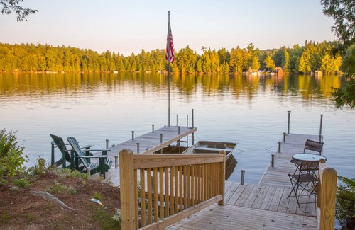 Saranac Lake Casa | Frente al agua durante todo el año casa de campo rodeada de magníficos lagos y montañas
