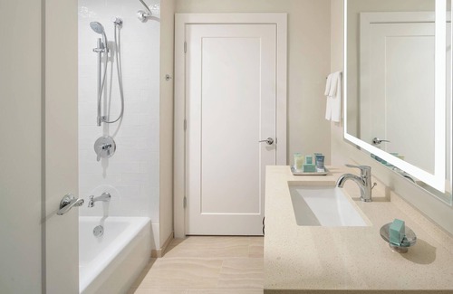 Holmes Beach Hotel | Waterline Villas & Marina, Autograph Collection