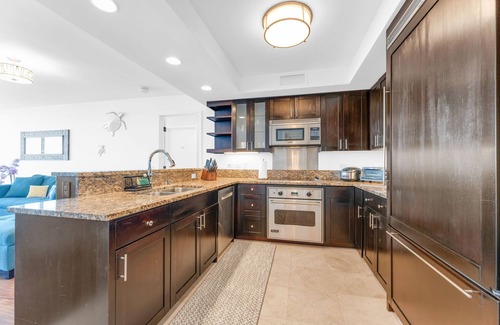 McCully - Moiliili Condominio | Watermark - Luxury 2BD/2BA/2PA on 36th floor with an Ocean View!