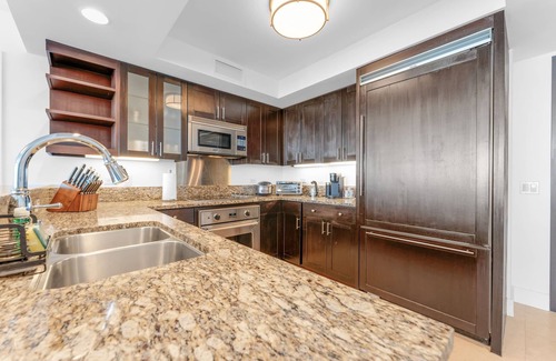 McCully - Moiliili Condominio | Watermark - Luxury 2BD/2BA/2PA on 36th floor with an Ocean View!