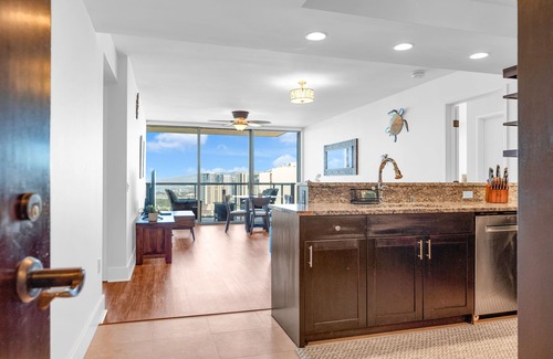 McCully - Moiliili Condominio | Watermark - Luxury 2BD/2BA/2PA on 36th floor with an Ocean View!