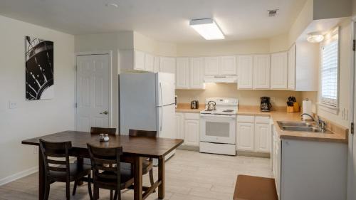 Waves Apartamento | Watermen's Cabana 1B - 2-Bedroom, 1-Bathroom Apartment - Walk to beach and access to REAL Watersports