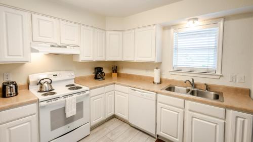 Waves Apartamento | Watermen's Cabana 1B - 2-Bedroom, 1-Bathroom Apartment - Walk to beach and access to REAL Watersports
