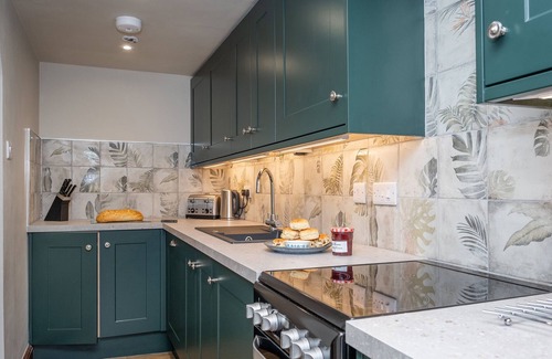 Watermouth Cabaña | WATERMOUTH CASTLE, RHODODENDRON APARTMENT, pet friendly in Ilfracombe