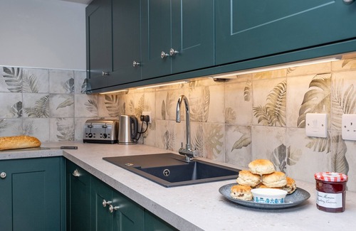 Watermouth Cabaña | WATERMOUTH CASTLE, RHODODENDRON APARTMENT, pet friendly in Ilfracombe