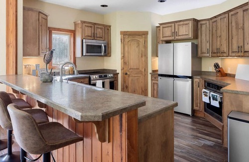 Missoula Casa | * * *Waters Edge Lodge* ****************