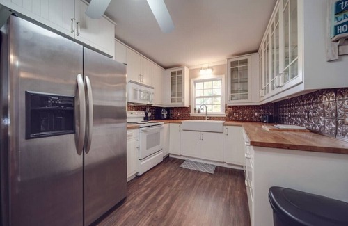 Bowling Green Cabaña | Water’s Edge Cottage | 3-BR Lake Wylie Stay | Boat Rental