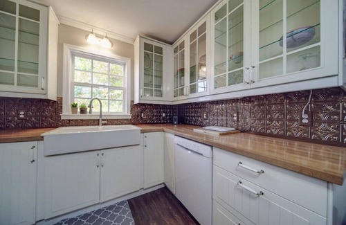 Bowling Green Cabaña | Water’s Edge Cottage | 3-BR Lake Wylie Stay | Boat Rental