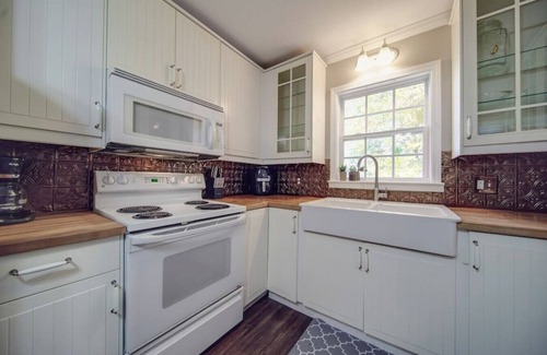 Bowling Green Cabaña | Water’s Edge Cottage | 3-BR Lake Wylie Stay | Boat Rental