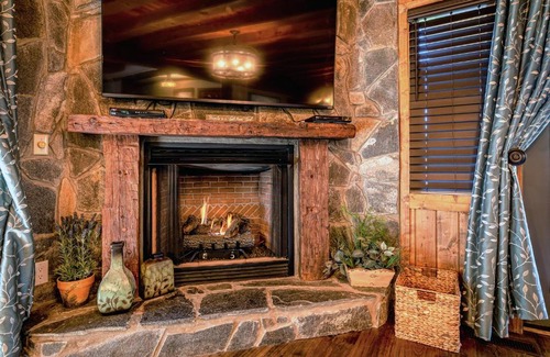 Topton Villa | Waters Edge Lakefront Cabin-Lake Nantahala w Dock