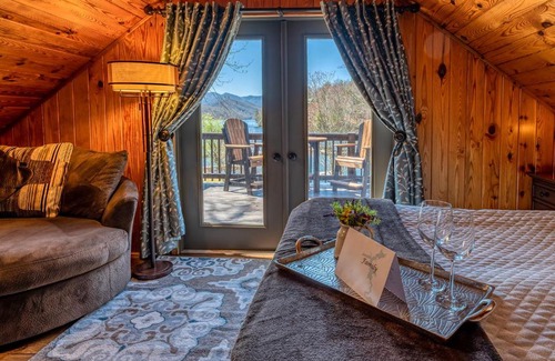 Topton Villa | Waters Edge Lakefront Cabin-Lake Nantahala w Dock