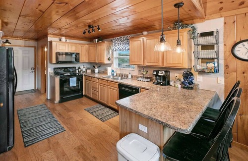 Flat Hollow Marina Cabina | Waters Edge Lakefront w/ Kayaks, Fire Pit and Dock