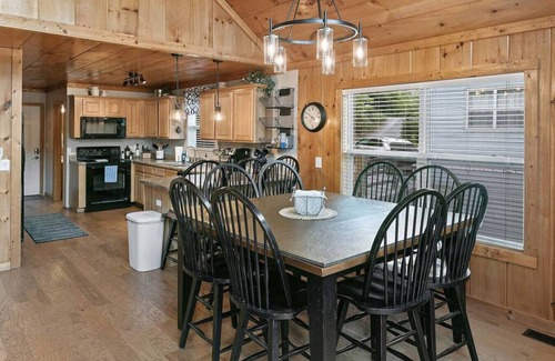 Flat Hollow Marina Cabina | Waters Edge Lakefront w/ Kayaks, Fire Pit and Dock