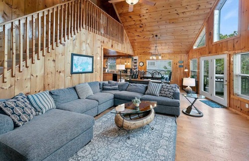 Flat Hollow Marina Cabina | Waters Edge Lakefront w/ Kayaks, Fire Pit and Dock