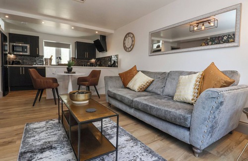 Gargrave Cabaña | WATERS EDGE LOCK VIEW, pet friendly, with hot tub in Gargrave