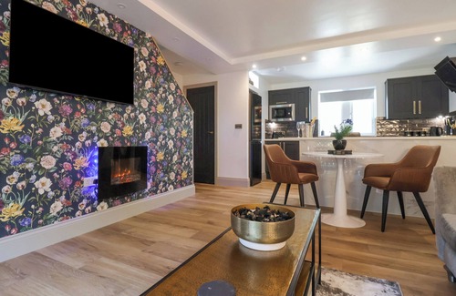 Gargrave Cabaña | WATERS EDGE LOCK VIEW, pet friendly, with hot tub in Gargrave