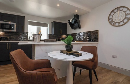 Gargrave Cabaña | WATERS EDGE LOCK VIEW, pet friendly, with hot tub in Gargrave