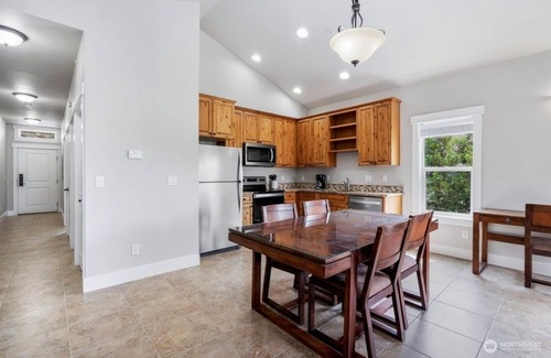 Quincy Condominio | Watershed Condo near Large pool/hot tub. Gorge Amp shuttle nearby book separate.