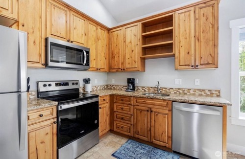 Quincy Condominio | Watershed Condo near Large pool/hot tub. Gorge Amp shuttle nearby book separate.