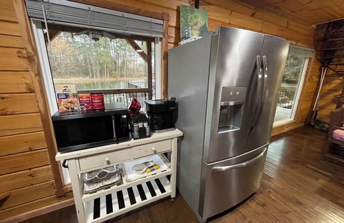 Cisco Cabina | Waterside Cabin GREAT Fishing, 4 beds, 2 Kayaks Gated WI-FI parking Washer Dryer