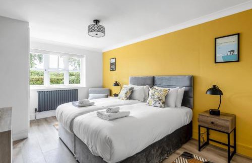 Neatishead Casa | Waterside Cottage - Hot Tub, Mooring, Arcade, Bar