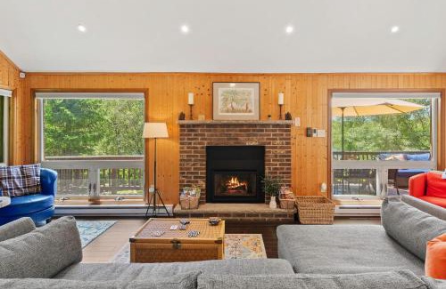 Long Pond Casa | Waterside Haven by AvantStay Lakefront Hot Tub Game Room Fire Pit