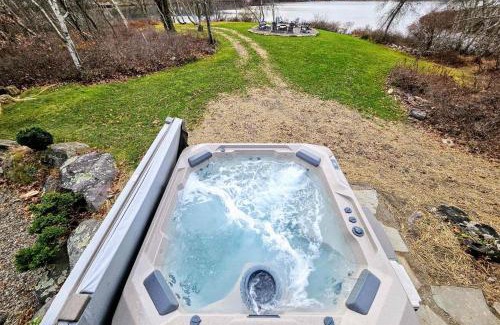 Long Pond Casa | Waterside Haven by AvantStay Lakefront Hot Tub Game Room Fire Pit