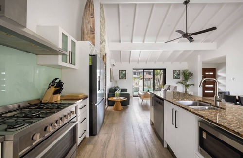 Broadbeach Waters Casa | Waterside Oasis Broadbeach 5 Bedroom Water Views. Pet Friendly