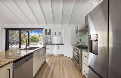 Broadbeach Waters Casa | Waterside Oasis Broadbeach 5 Bedroom Water Views. Pet Friendly