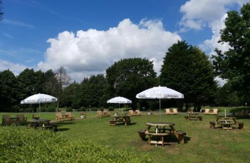 Allerthorpe Cabina | Waterside Retreat With Hot Tub